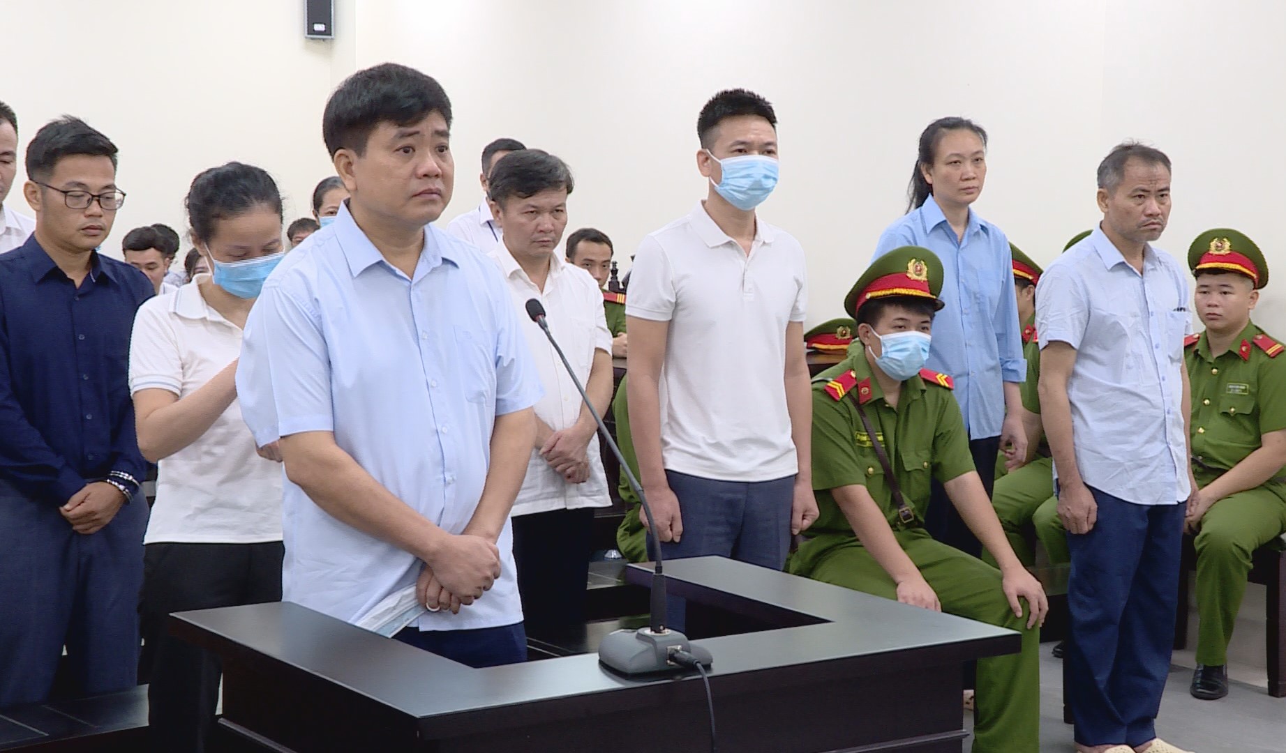 Cựu Chủ tịch UBND TP. Hà Nội Nguyễn Đức Chung bị đề nghị mức án 2-3 năm tù trong vụ án nâng khống giá cây xanh. 