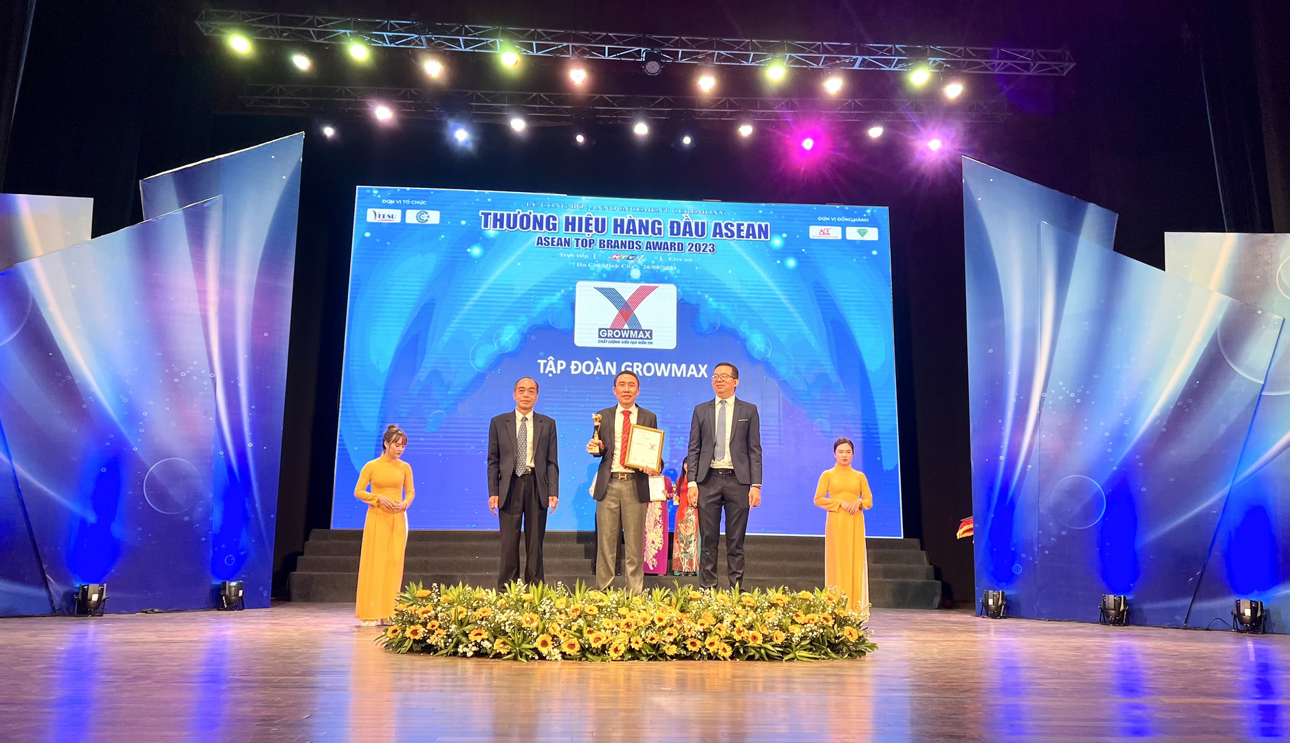 Ông Mai Văn Hoàng, Tổng Giám đốc Tập đoàn GrowMax nhận giải thưởng Top 10 'Thương hiệu hàng đầu ASEAN 2023'. Đây là năm thứ 2 liên tiếp GrowMax vinh dự nhận được giải thưởng này.