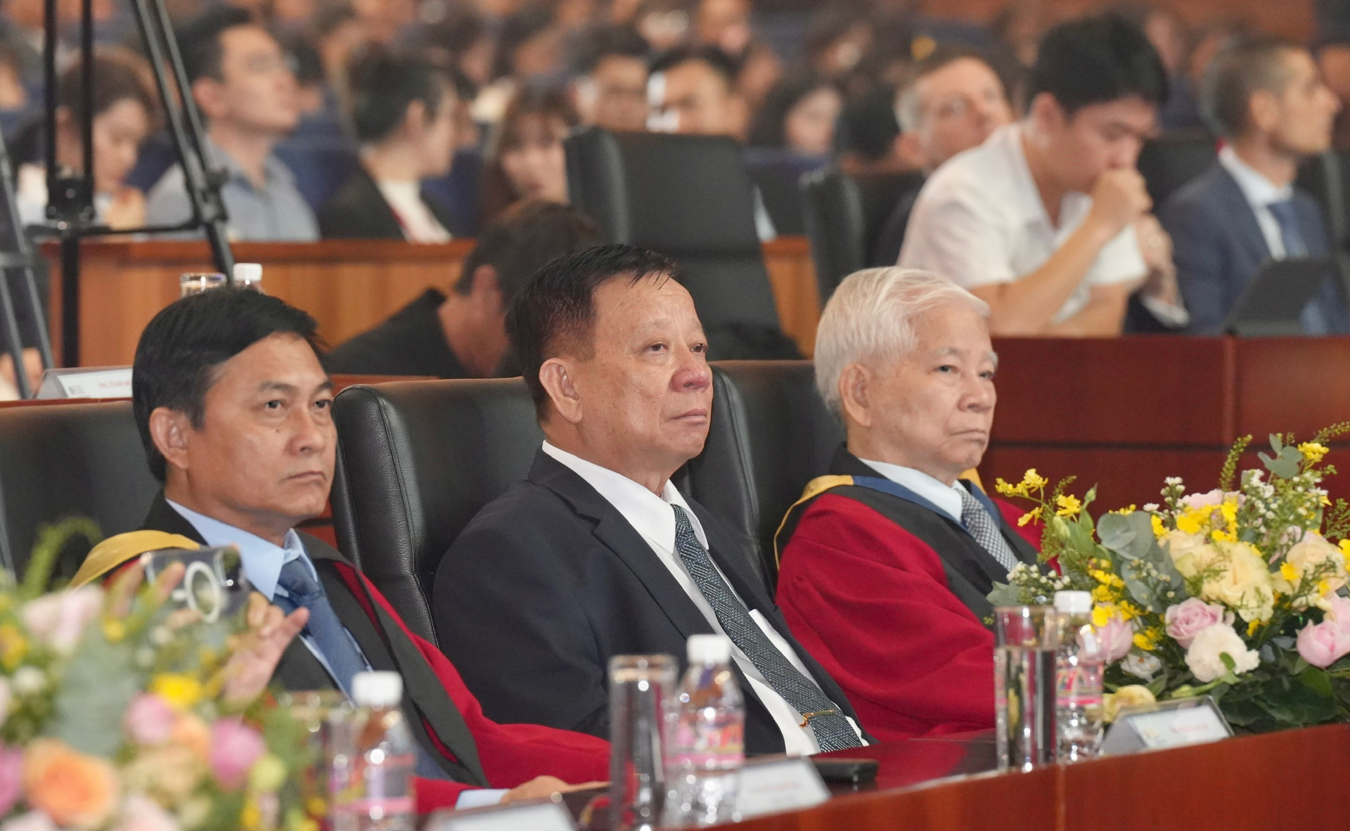  Nguyên Chủ tịch nước Nguyễn Minh Triết (bìa phải) dự chung vui cùng Lễ tốt nghiệp. 