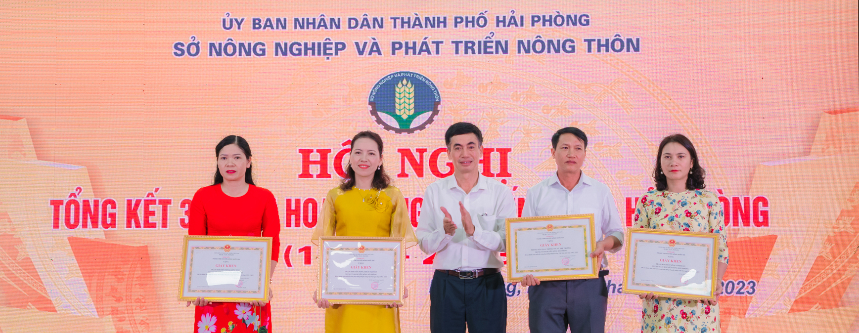Ông Hoàng Văn Hồng (giữa) - Phó Giám đốc Trung tâm Khuyến nông Quốc gia trao giấy khen cho các tập thể và cá nhân xuất sắc của Trung tâm Khuyến nông Hải Phòng. Ảnh: Đinh Mười.