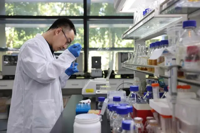Một nhà nghiên cứu đang tiến hành thí nghiệm trong phòng thí nghiệm của Viện Công nghệ sinh học công nghiệp Thiên Tân, Viện Hàn lâm Khoa học Trung Quốc.