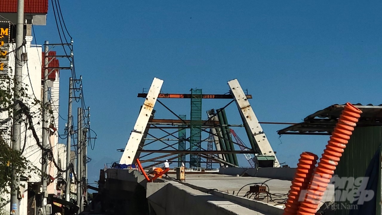Tại vị trí thi công cầu chính, 100% khối lượng thép đã được nhập về nhà máy, hiện các công nhân đang gấp rút thi công đúc tấm bản mặt cầu chính, lắp dựng kết cấu vòm thép. Theo kế hoạch cầu Trần Hoàng Na sẽ hợp long từ ngày 26/8/2023 - 20/9/2023.