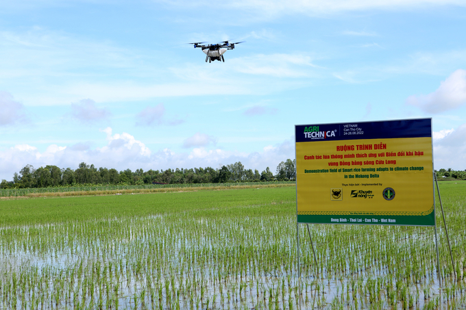Ứng dụng thiết bị hỗ trợ tiên tiến (máy bay drone bón phân) trong canh tác lúa thông minh.