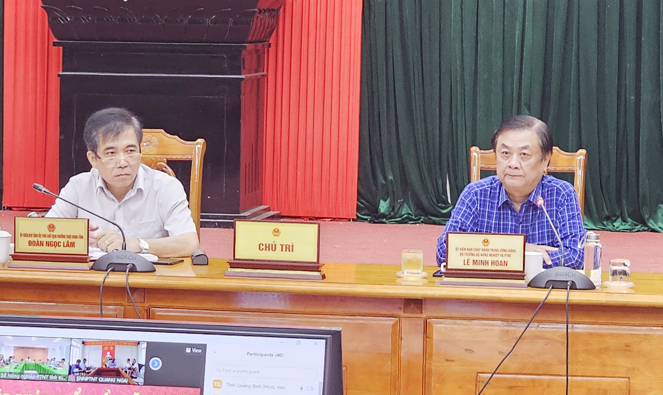 Bộ trưởng Lê Minh Hoan (bên phải) chủ trì cuộc họp trực tuyến tại điểm cầu Quảng Bình. Ảnh: N.Tâm