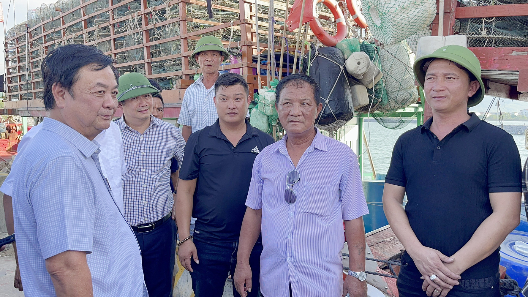 Bộ trưởng Lê Minh Hoan thăm hỏi ngư dân xã Bảo Ninh (thành phố Đồng Hới). Ảnh: N.Tâm.