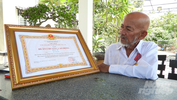 In recognition of Mr. Vo Van Ten's contribution, the President awarded the Labor Medal, Class 3 - a noble reward for a farmer, and he deserves it. Photo: Tran Trung.