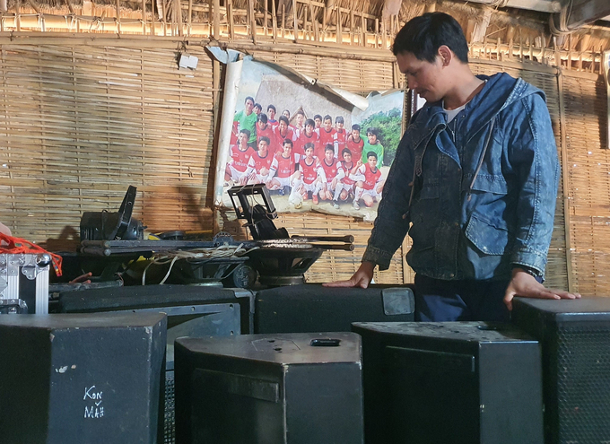 Một góc nhà rông với các thiết bị điện tử hiện đại, phục vụ sinh hoạt văn hóa cho thanh niên trong làng. Ảnh: Đăng Lâm.