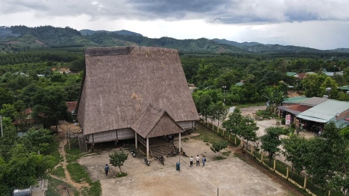 The communal house is surrounded by rubber forests and fruit orchards. Photo: Dang Lam.