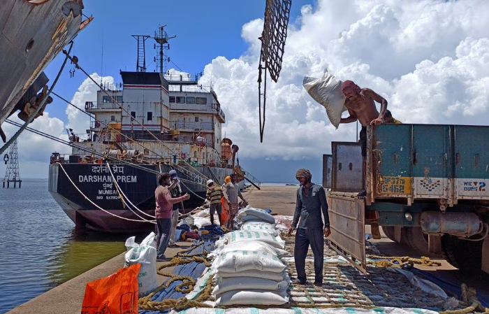 Labourers unload rice bags from a supply truck at India's main rice port at Kakinada Anchorage in the southern state of Andhra Pradesh, India, September 2, 2021. Picture taken September 2, 2021.Photo: REUTERS/Rajendra Jadhav