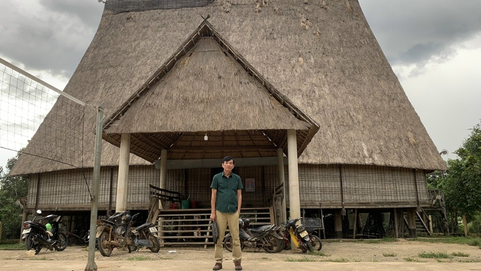 The author in front of the new communal house Kon So Lal. Photo: Dang Lam.