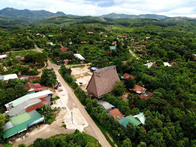 People are proud of the communal house. Photo: Dang Lam.