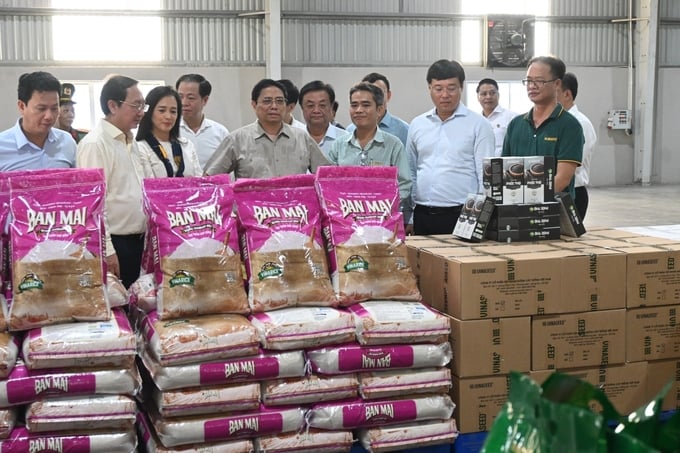 Tại chuyến thăm Nhà máy gạo Vinarice Thủ tướng nhấn mạnh công ty cần nâng cao năng lực cạnh tranh sản phẩm thông qua coi trọng chế biến sâu. Ảnh: TL.