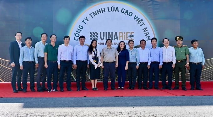 Thủ tướng Phạm Minh Chính tham quan nhà máy chế biến gạo của Vinarice ngày 13/8 vừa qua. Ảnh: TL.