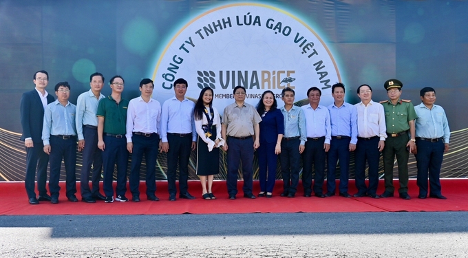 Prime Minister Pham Minh Chinh visited Vinarice's rice processing factory on August 13. Photo: TL.