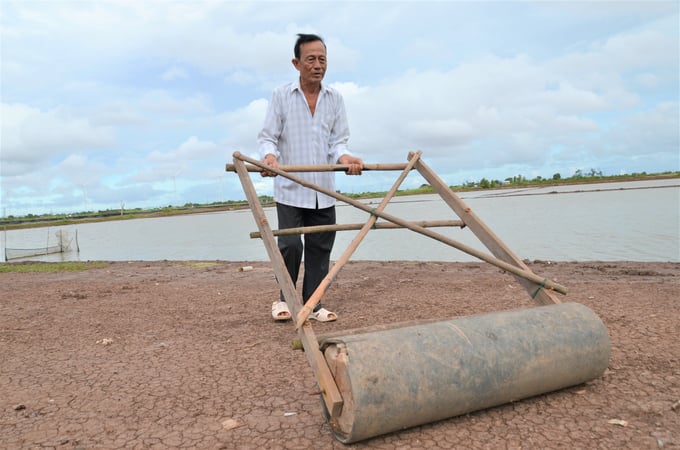 Ông Nguyễn Văn Bạc đang làm động tác đẩy hủ lô để lu ruộng muối. Ảnh: Dương Đình Tường.