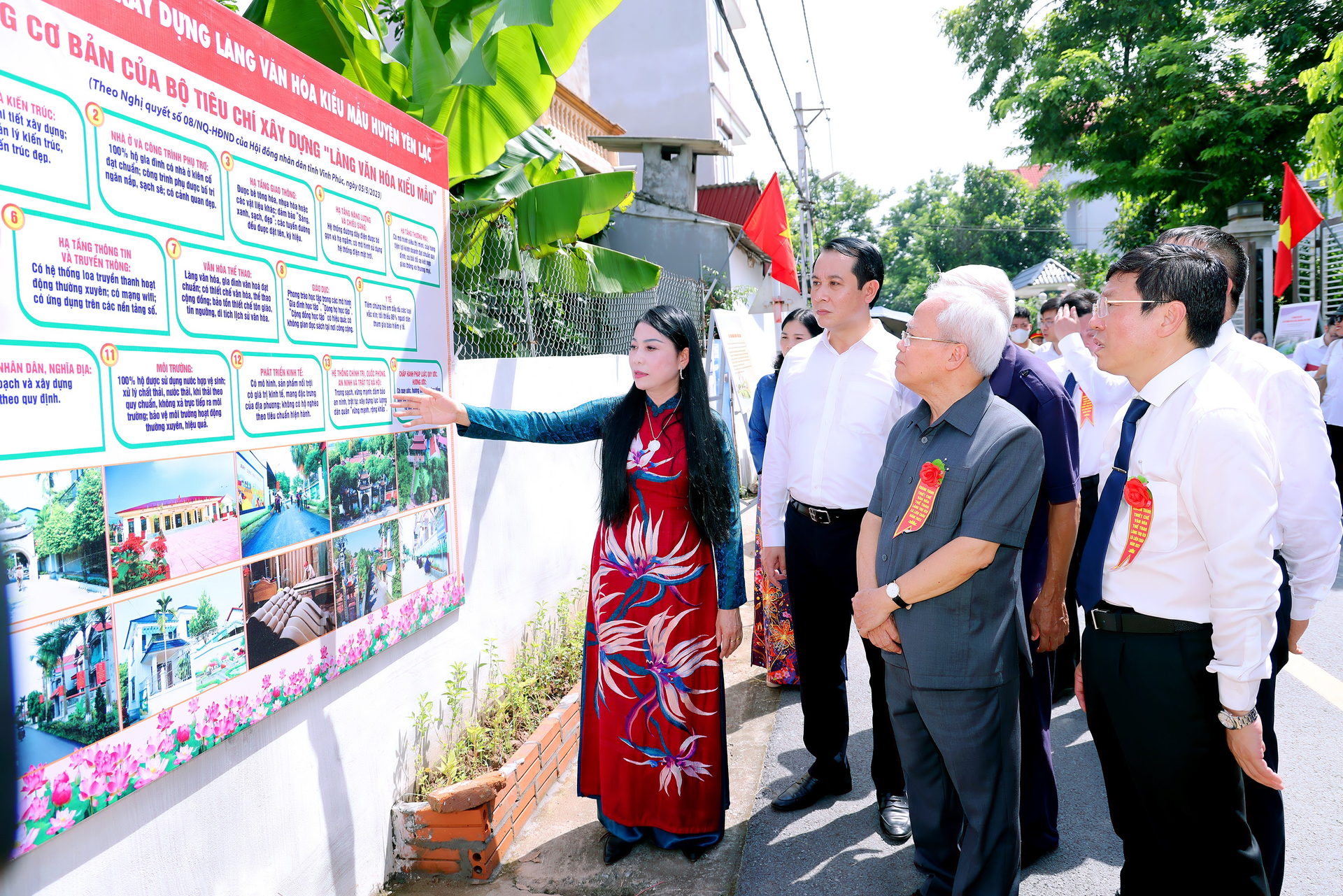 Các đại biểu tham quan các thiết chế văn hóa và tổ liên gia trong Làng văn hóa Thụ Ích. Ảnh: vinhphuc.gov.vn