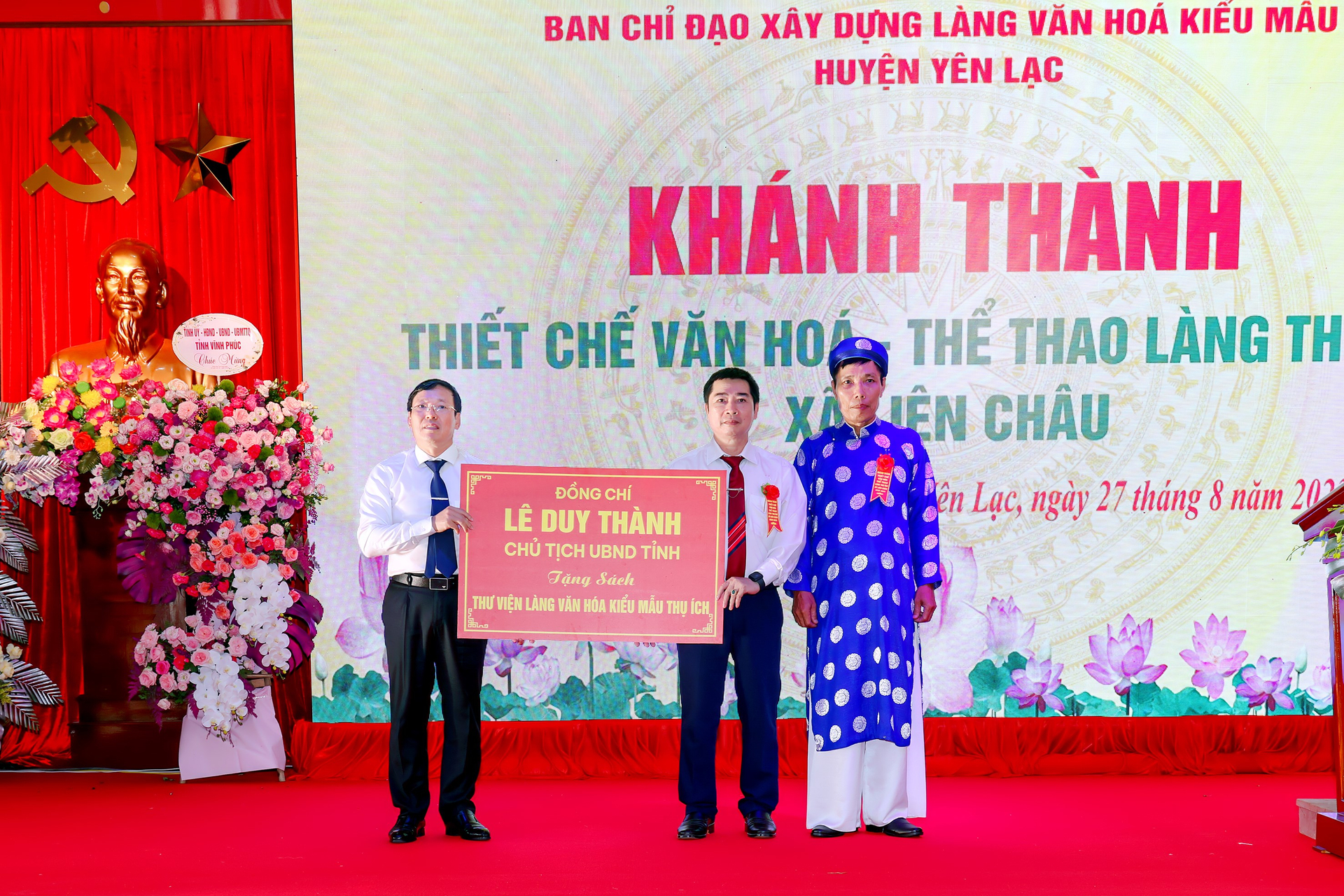 Chủ tịch UBND tỉnh Lê Duy Thành tặng sách cho Thư viện Làng văn hóa Thụ Ích. Ảnh: vinhphuc.gov.vn