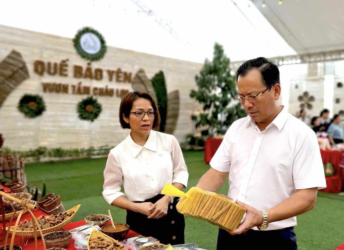 Mr. Hoang Quoc Khanh, Permanent Vice Chairman of the Lao Cai Provincial People's Committee, visited the booth displaying cinnamon products from the Bao Yen district (Lao Cai). Photo: Hai Dang.