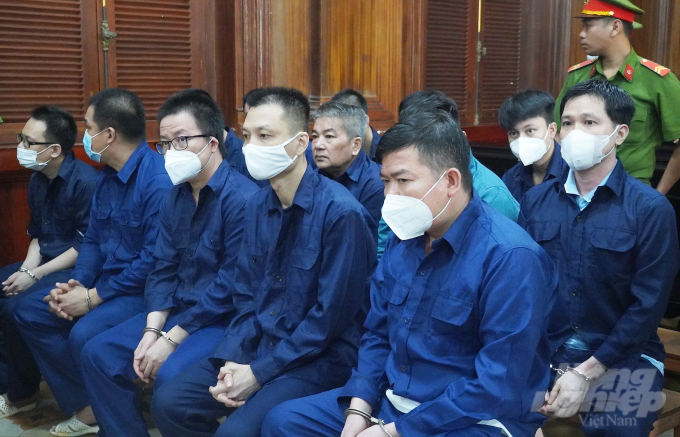 Nhóm 13 bị cáo là cựu công an phường Phú Thọ Hòa (quận Tân Phú, TP. HCM) bị truy tố về tội 'Lợi dụng chức vụ, quyền hạn trong khi thi hành công vụ'. Ảnh: MV.