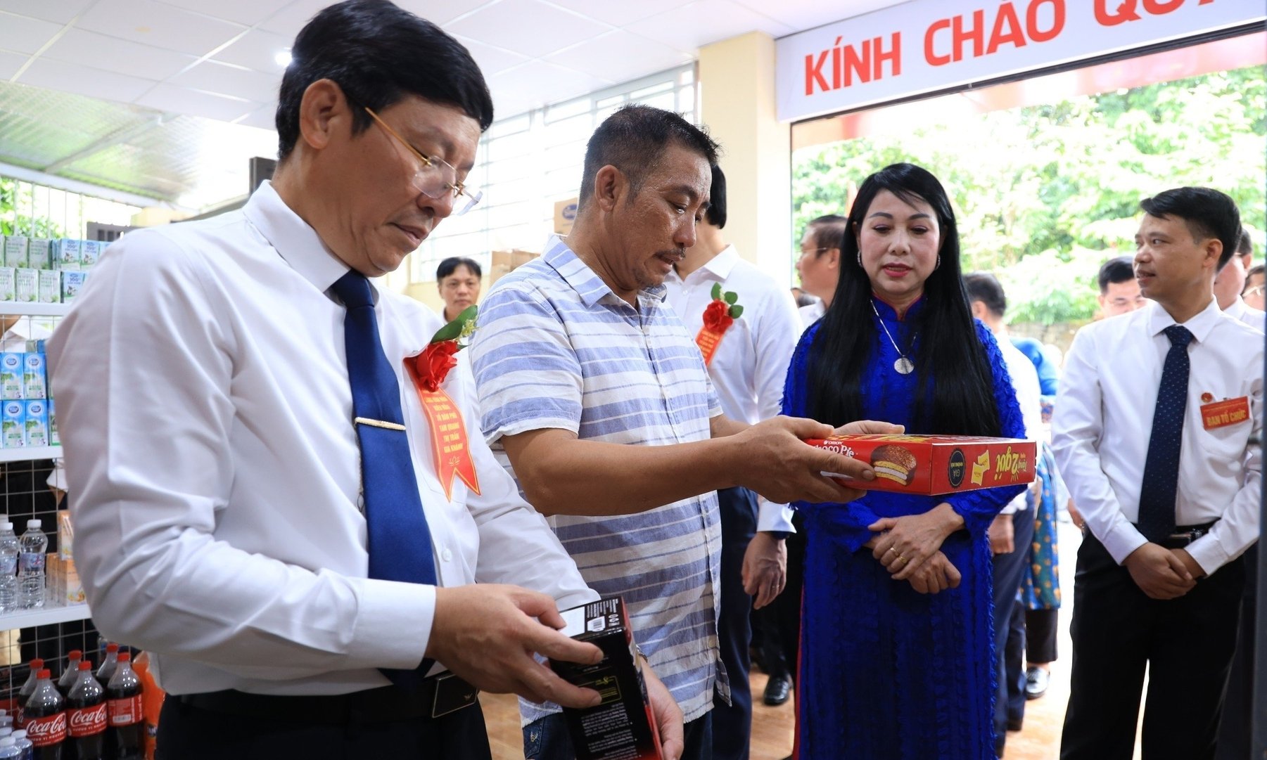 Bí thư Tỉnh ủy Hoàng Thị Thúy Lan và Chủ tịch UBND tỉnh Lê Duy Thành thăm cửa hàng tiện lợi tại Làng văn hóa kiểu mẫu Tổ dân phố Tam Quang. Ảnh: vinhphuc.gov.vn