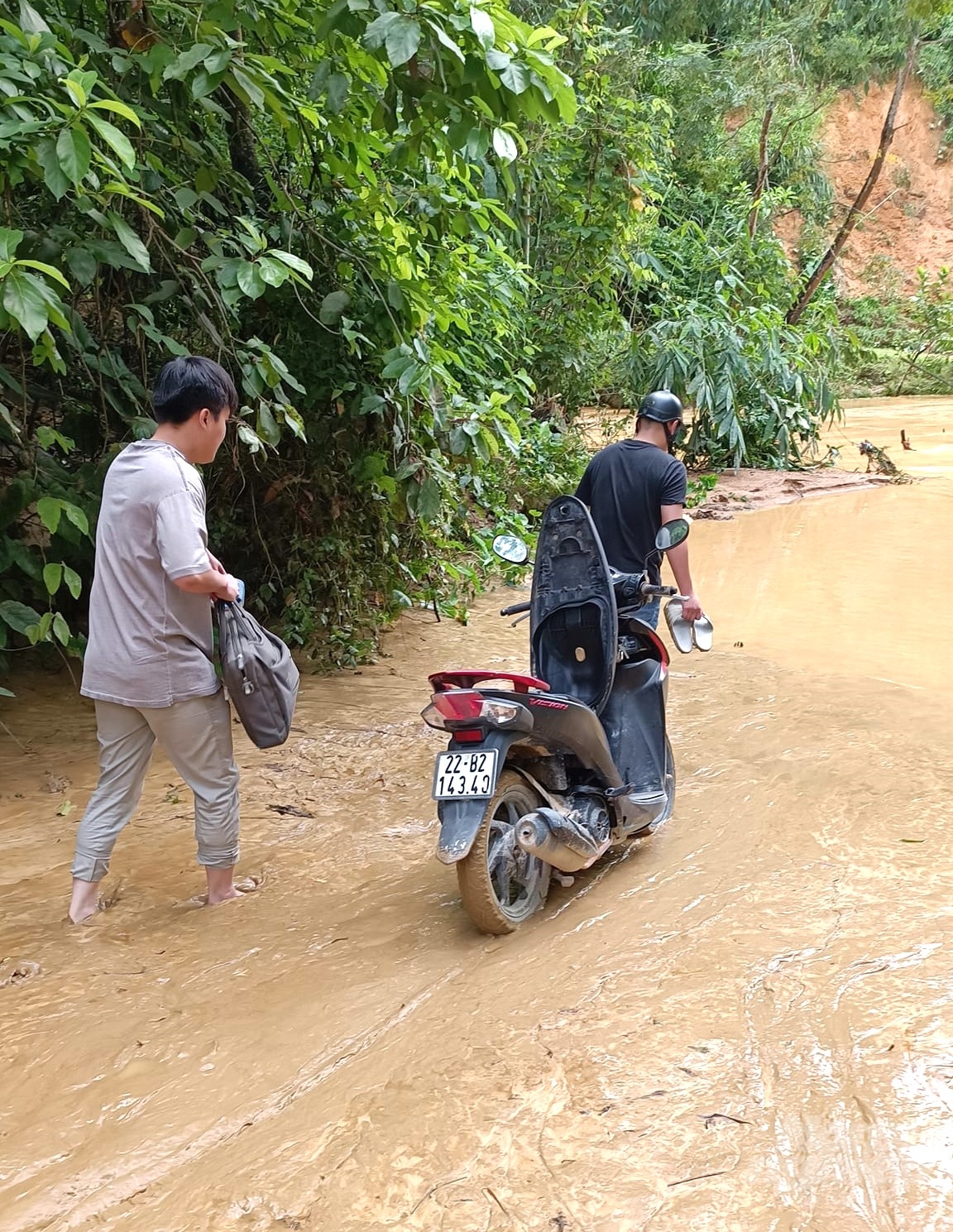 Mưa lớn, nước lũ dâng cao đã khiến các dòng suối tiềm ẩn nhiều nguy hiểm. Ảnh: CTV.