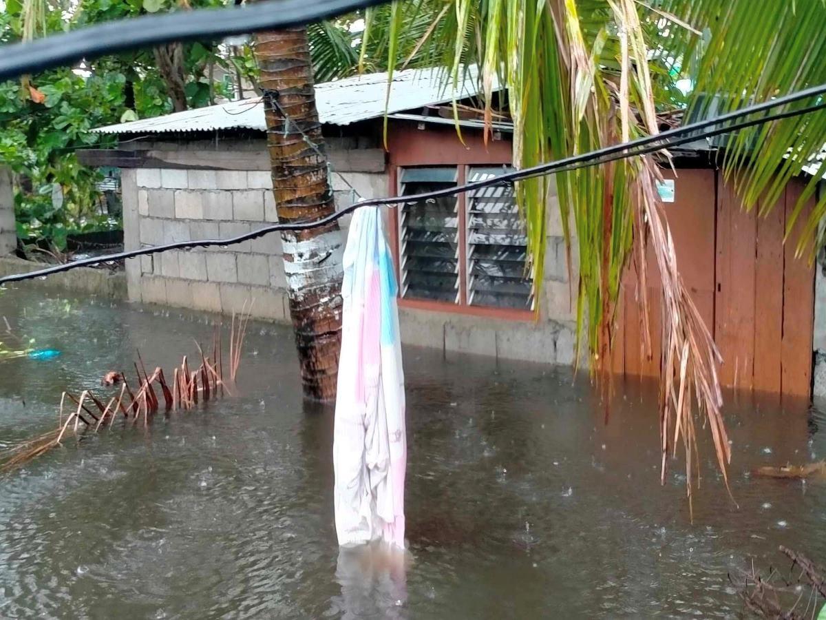 Nước lũ gần ngập đến cửa sổ một ngôi nhà ở Aparri, Cagayan sau những trận mưa lớn đêm 27/8. Ảnh: Văn phòng Quản lý và Giảm thiểu Rủi ro do Thiên tai Aparri.