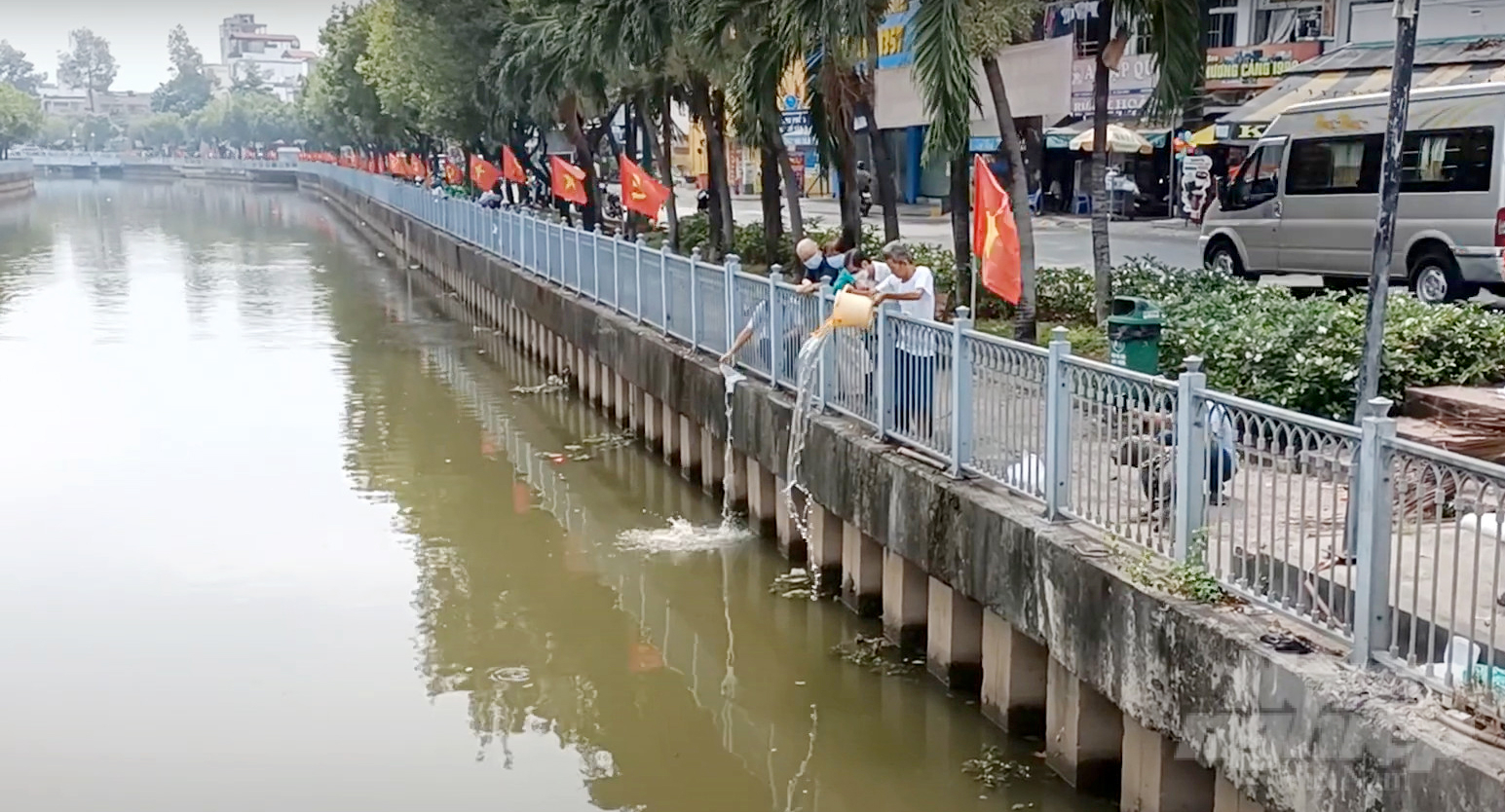Người dân bắt đầu thả cá phóng sinh trên kênh Nhiêu Lộc - Thị Nghè vào dịp lễ Vu Lan năm nay. Ảnh: Lê Bình.