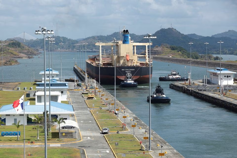 Tàu chở hàng NSU Challenger đi qua kênh đào Panama hồi tháng 4/2023. Ảnh: Reuters.
