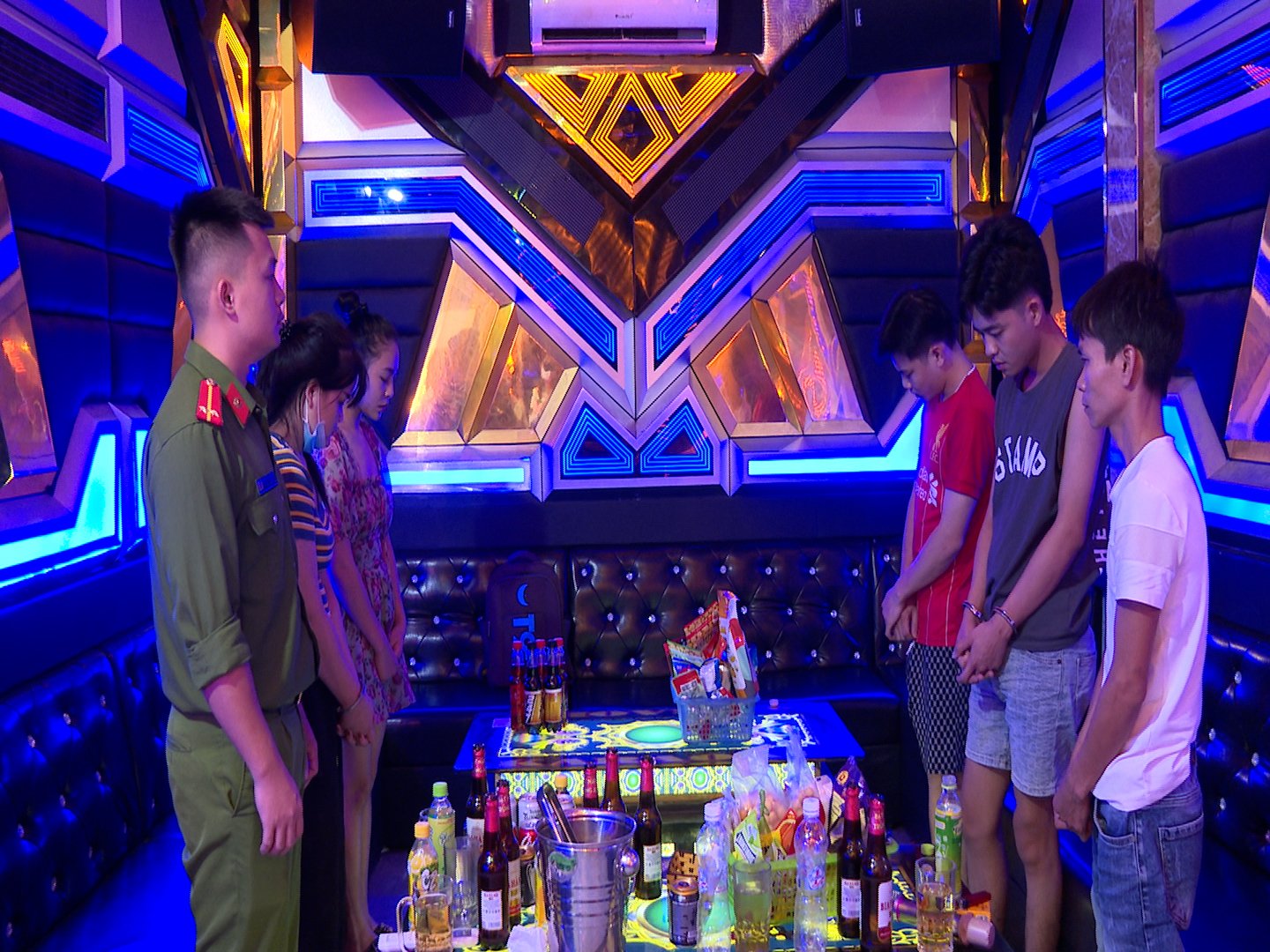 Nhóm đối tượng tại quán Karaoke Sơn Mai.