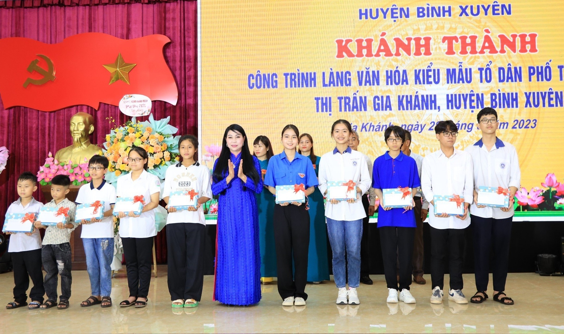 Bí thư Tỉnh ủy Hoàng Thị Thúy Lan tặng quà cho các em học sinh có thành tích học tập xuất sắc của Tổ dân phố Tam Quang. Ảnh: vinhphuc.gov.vn