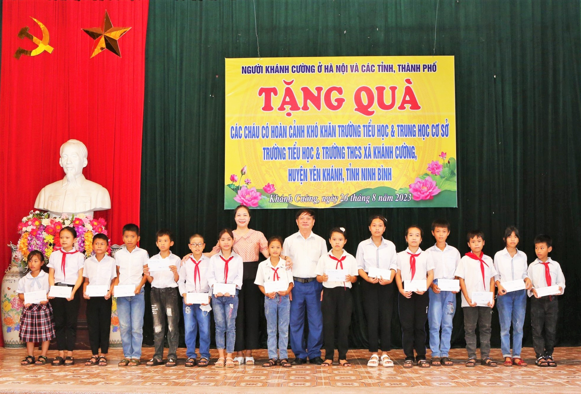 Hội người Khánh Cường, huyện Yên Khánh, Ninh Bình trao tặng các suất quà với tổng giá trị hơn 176 triệu đồng cho các em học sinh có hoàn cảnh khó khăn và các nhà trường trên địa bàn xã Khánh Cường.