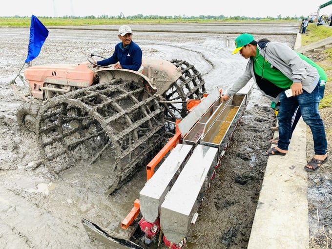 Smart rice farming, using cluster seeding equipment combined with specialized fertilizer inclusion, helps to reduce labor and saves about 30% of fertilizer compared to the normal way. Photo: Hoang Vu.