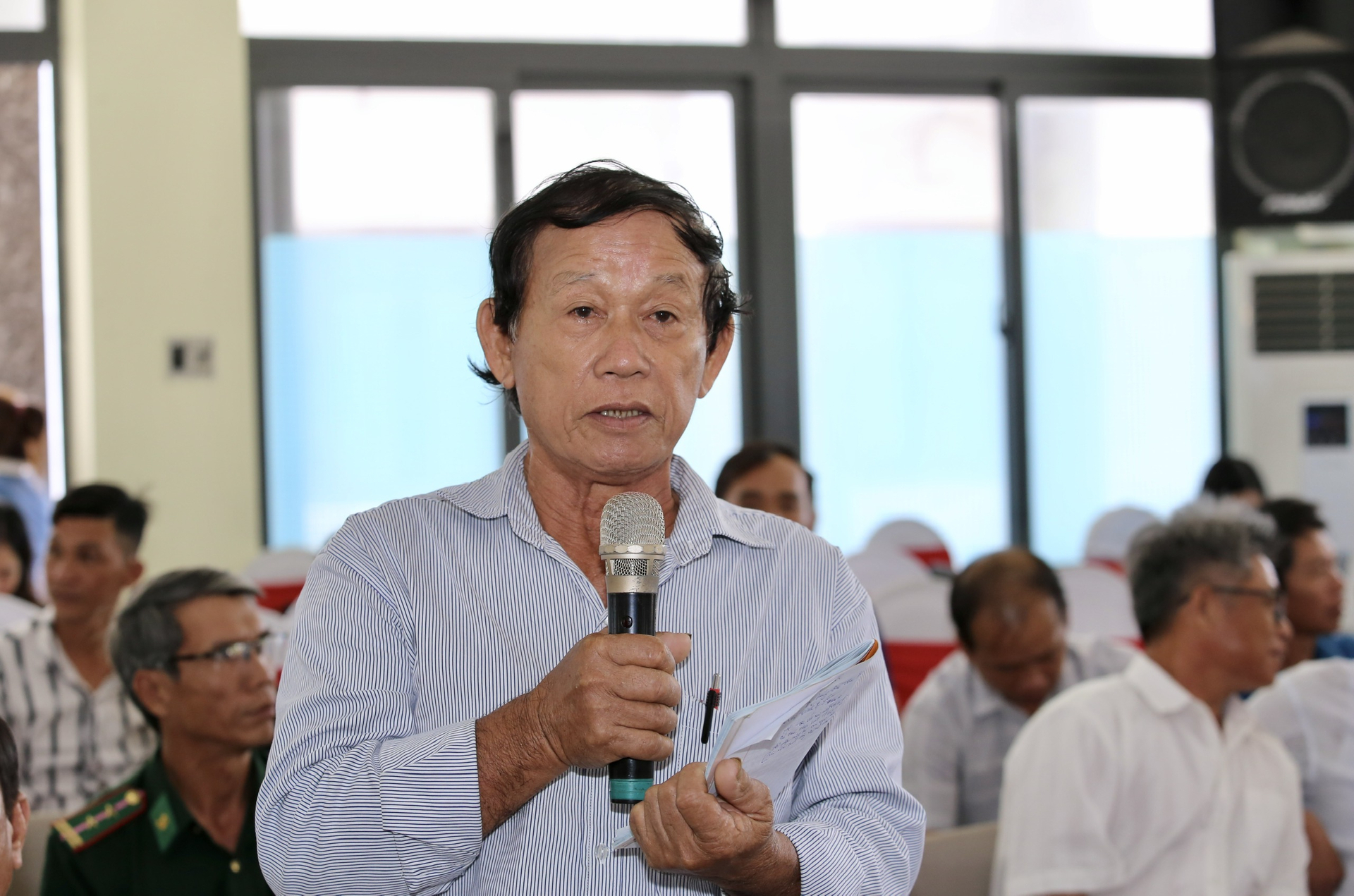 Ngư dân Nguyễn Văn Lễ, phường Phú Đông (TP Tuy Hòa) đặt câu hỏi về việc ứng xử như thế nào khi ‘tàu lạ’ quấy rối trên biển. Ảnh: PL.