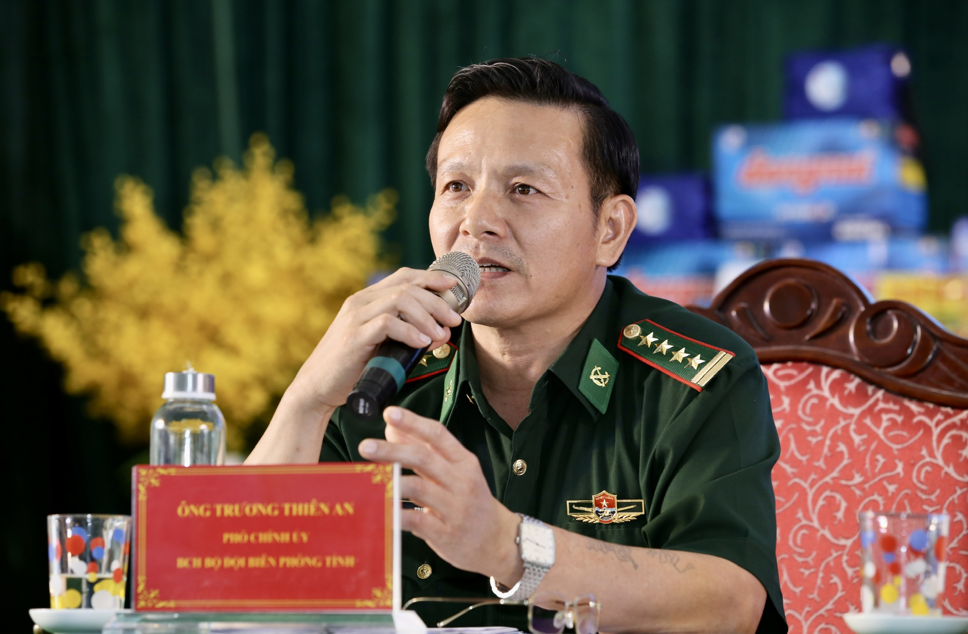 Ông Trương Thiên An, Phó Chính ủy Bộ Chỉ hủy Bộ đội Biên phòng tỉnh Phú Yên trả lời câu hỏi của ngư dân. Ảnh: PL.