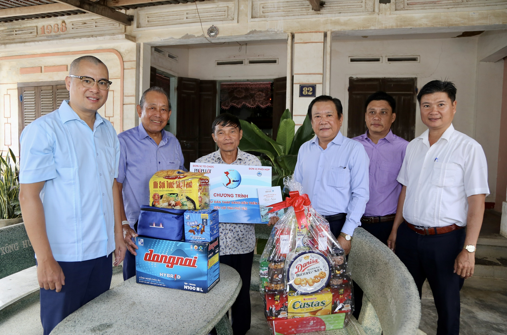 Ông Trương Hòa Bình, nguyên Phó Thủ tướng Chính phủ cùng lãnh đạo tỉnh Phú Yên tặng quà cho ngư dân có hoàn cảnh khó khăn. Ảnh: PL.