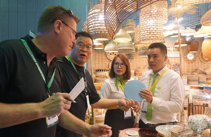 Nhiều khách hàng nước ngoài tìm hiểu về các sản phẩm thủ công mỹ nghệ của Việt Nam tại VIFA ASEAN 2023. Ảnh: Nguyễn Thủy.