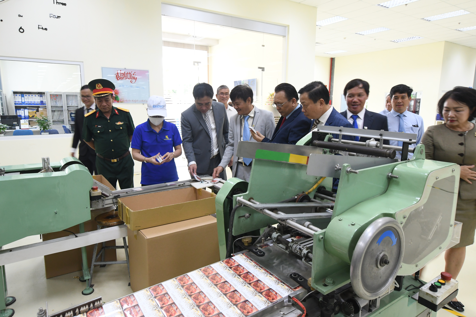 Nhà máy Thuốc lá Khatoco Khánh Hòa được đầu tư dây chuyền máy móc thiết bị hiện đại, công suất  được nâng lên 1 tỷ gói/năm.