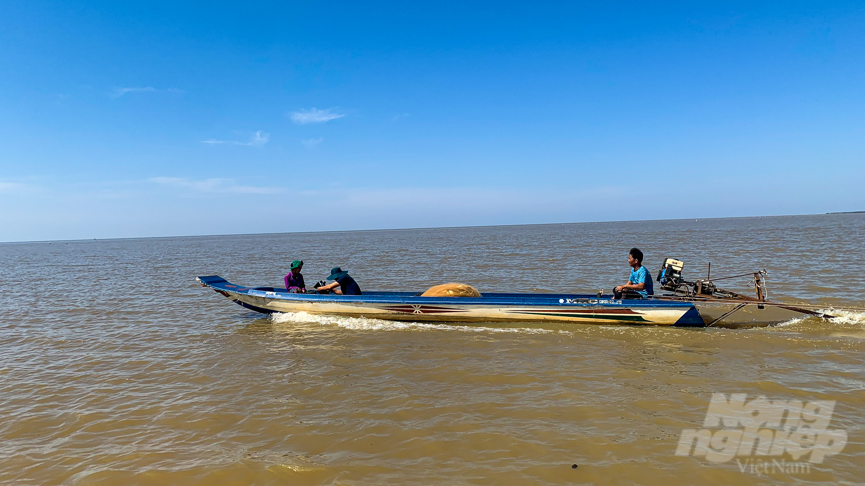 Hầu hết mực nước các trạm trên lưu vực sông Mekong đều có xu thế giảm và thấp hơn so với trung bình nhiều năm. Ảnh: Kim Anh.