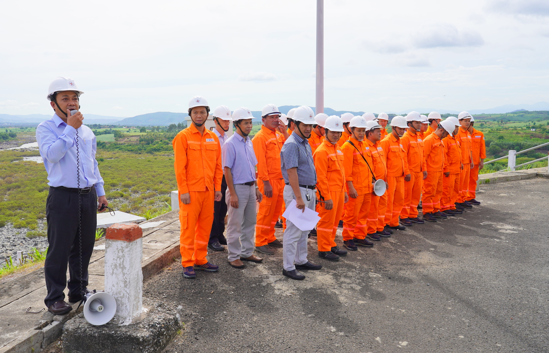 Buổi diễn tập phòng chống thiên tai với sự tham gia hơn 40 cán bộ, người lao động của Công ty Thủy điện Sông Ba Hạ. Ảnh: HT.