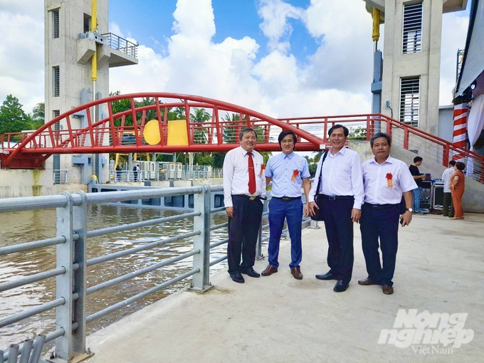 Sở NN-PTNT tỉnh Trà Vinh cho biết dự án lắp đặt 34 cống ngăn mặn và nạo vét 18 kênh nội đồng dự kiến sẽ hoàn thành vào cuối năm 2024. Ảnh: Hồ Thảo.