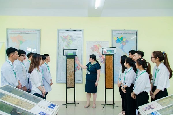 Sinh viên Học viện Nông nghiệp Việt Nam học về đất Việt Nam tại bảo tàng Đất – Đá. Ảnh: HVNN.
