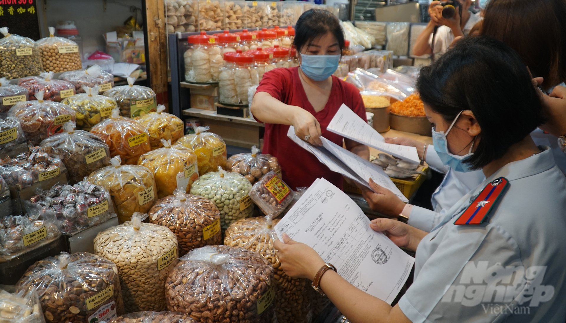 Kiểm tra an toàn thực phẩm là một trong những hoạt động thường xuyên của BQL ATTP TP.HCM. Ảnh: Nguyễn Thủy.