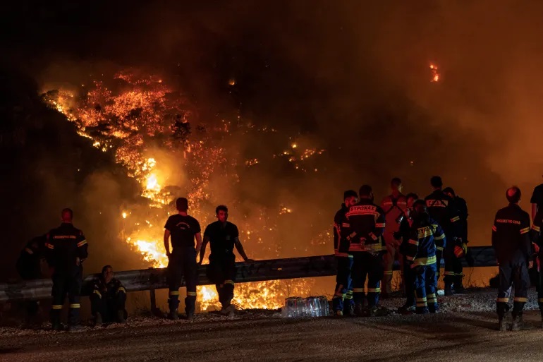 Lực lượng cứu hỏa theo dõi đám cháy đang lan lên núi Parnitha, Athens, Hy Lạp, hôm 24/8. Ảnh: Reuters.