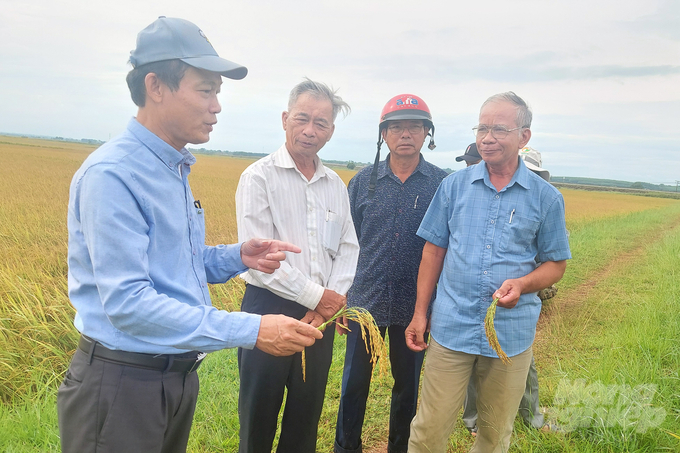 Ông Trần Cẩn, Giám đốc Trung tâm Khuyến nông Quảng Trị (ngoài cùng bên trái) hi vọng nông dân mạnh dạn đầu tư máy sạ cụm để đẩy nhanh cơ giới hóa đồng bộ trong sản xuất lúa. Ảnh: Võ Dũng.