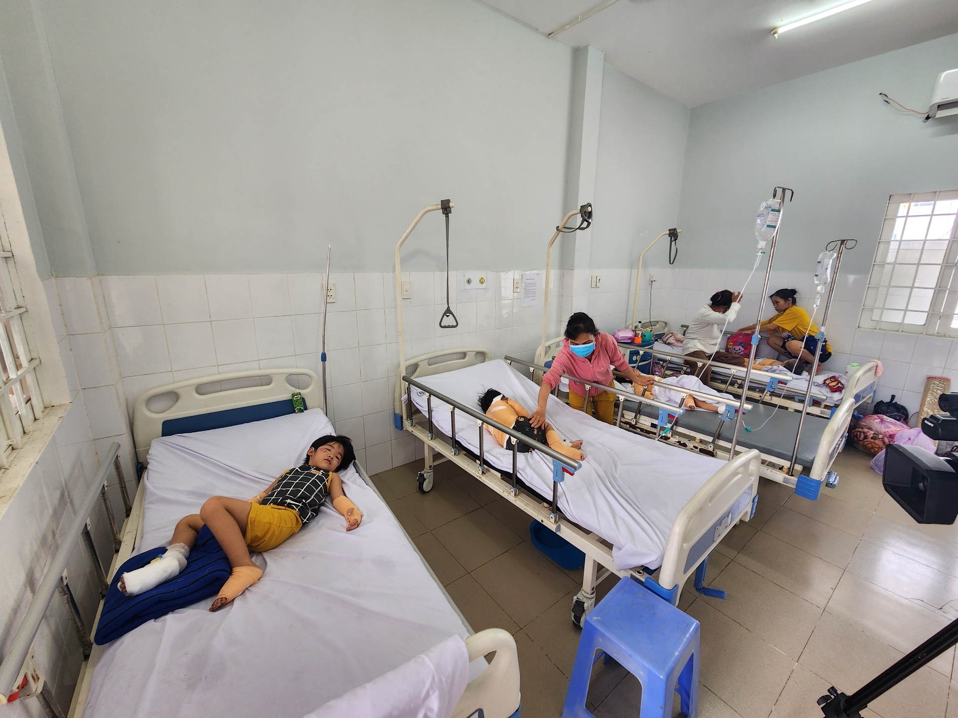 Các trẻ được điều trị tại Bệnh viện Đa khoa tỉnh Tây Ninh. Ảnh: VCĐ.