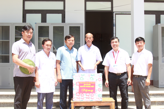 Thứ trưởng Nguyễn Hoàng Hiệp tặng quà cho Trạm y tế xã Hồ Bốn, huyện Mù Cang Chải. Ảnh: Thanh Tiến.