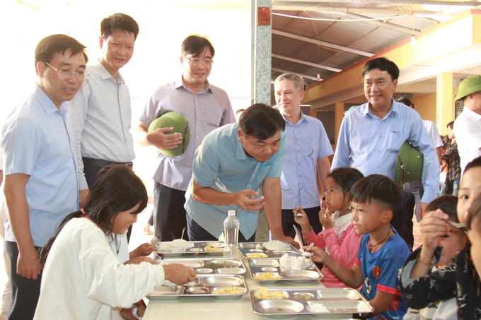 Đoàn công tác của Bộ NN-PTNT thăm các em học sinh của Trường Phổ thông bán trú Tiểu học và Trung học cơ sở xã Hồ Bốn. Ảnh: Thanh Tiến.