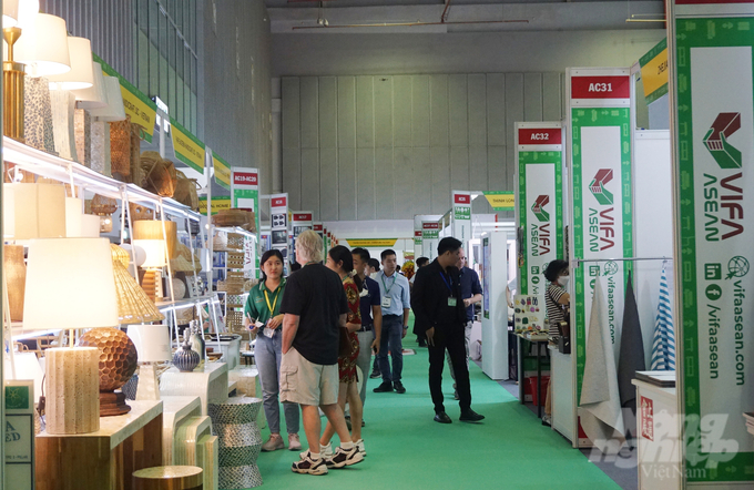 Domestic and international businesses seek orders through trade fairs. Photo: Nguyen Thuy.