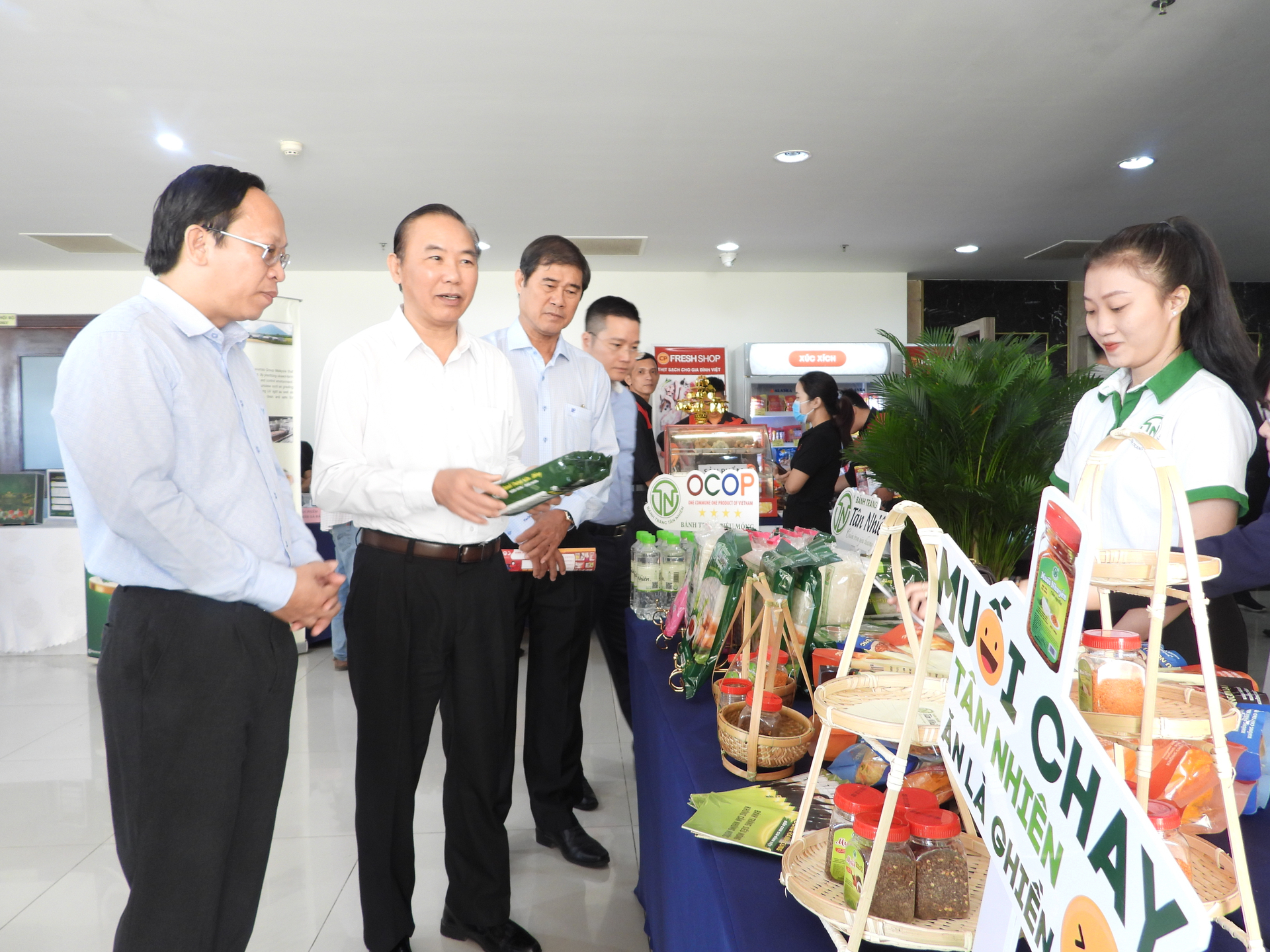 Thứ trưởng Bộ NN-PTNT Phùng Đức Tiến (giữa) trong một chuyến công tác tại Tây Ninh đánh giá cao bánh tráng siêu mỏng Tân Nhiên sản phẩm OCOP 5 sao. Ảnh: Trần Trung.