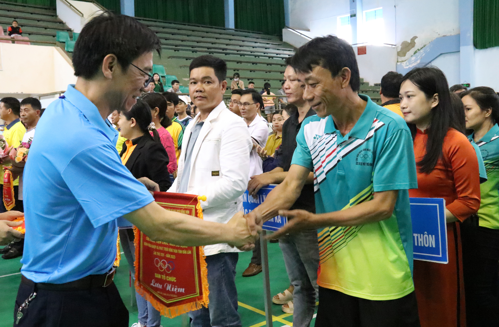 Ông Lê Anh Hùng, Chủ tịch Công đoàn ngành NN-PTNT tỉnh Đắk Lắk trao cờ lưu niệm cho các đoàn vận động viên. Ảnh: Quang Yên.